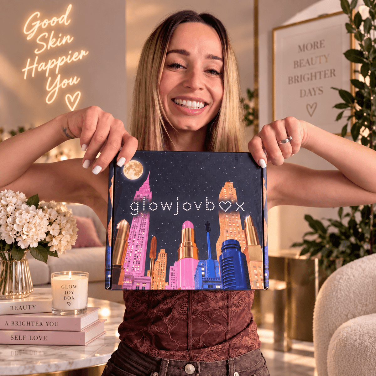 Антоанет Пепе с месечната кутия GlowJoyBox