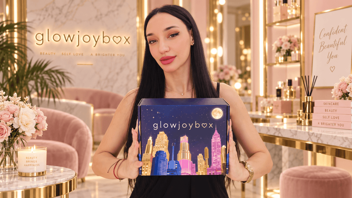 Мария Илиева държи месечната козметична кутия GlowJoyBox